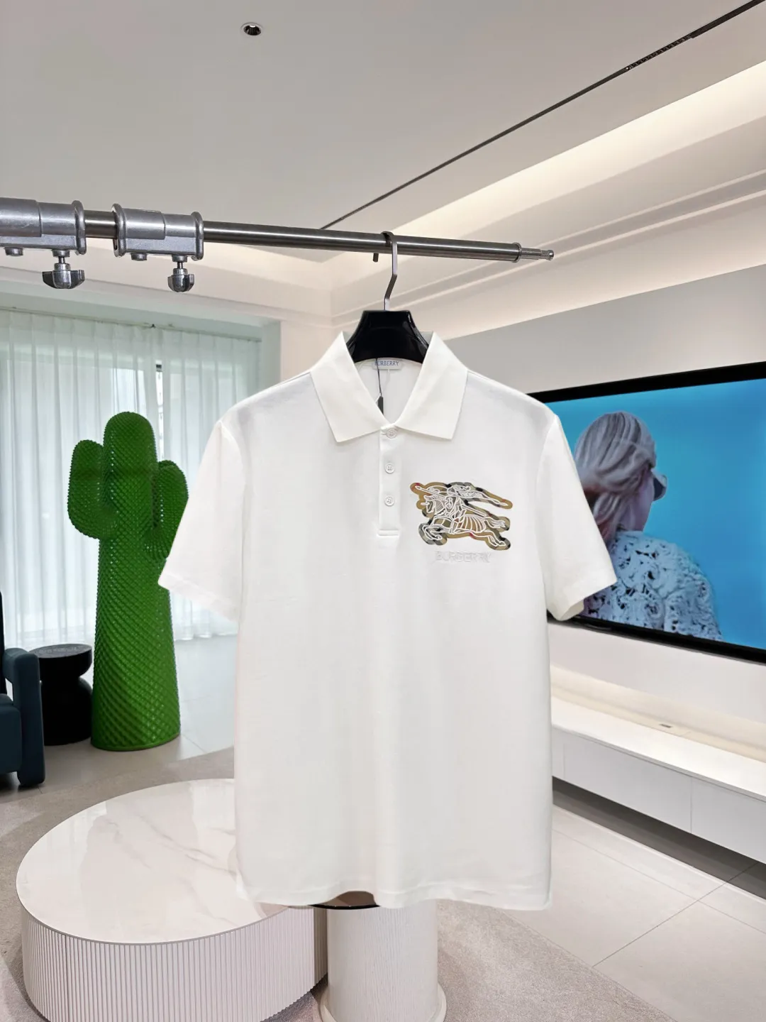 BURBERRY New Arrival Polo shirt, complete with three labels, original fabric, original customized accessories, official Same Style, using 210 grams of pure cotton pique fabric, customized same-tank dyed fabric, very comfortable and smooth to the touch, very wide and stylish, produced by a first-line brand on behalf of Factory, imported Behringer embroidery machine, embroidery is full and textured, imported Kangli direct-injection machine, printing is clear and textured, the collar rib is woven with imported yarn It will not lose shape after being worn for a long time. It is the most New Arrival style in spring and summer. It is fashionable and individual. It is super Versatile and looks good. It is very suitable for both men and women. It is a must-have for everyone. Size: S-XXL